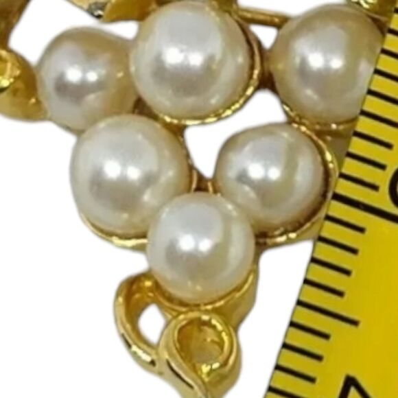 Lisner Leaf Grape Brooch Clustered Imitation White Pearls Gold Tone Finish Vtg - Picture 9 of 10